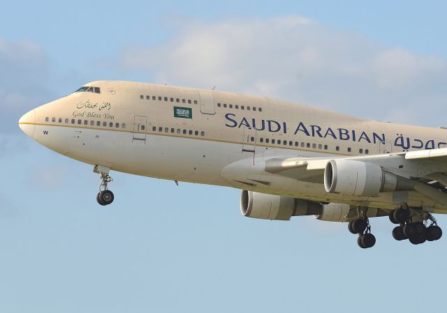 Boeing 747-400 (HZ-AIW)