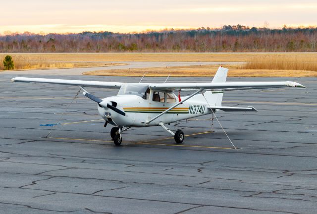 Cessna Skyhawk (N1374U)