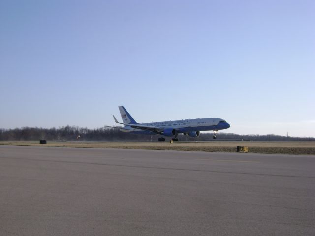 N80001 — - AirForce One doing touch and goes at KHTS