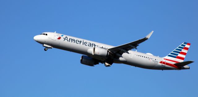 Airbus A321neo (N420AN) - Shortly after departure is this 2020 American Airlines Airbus 321-253NX in the Autumn of 2023.