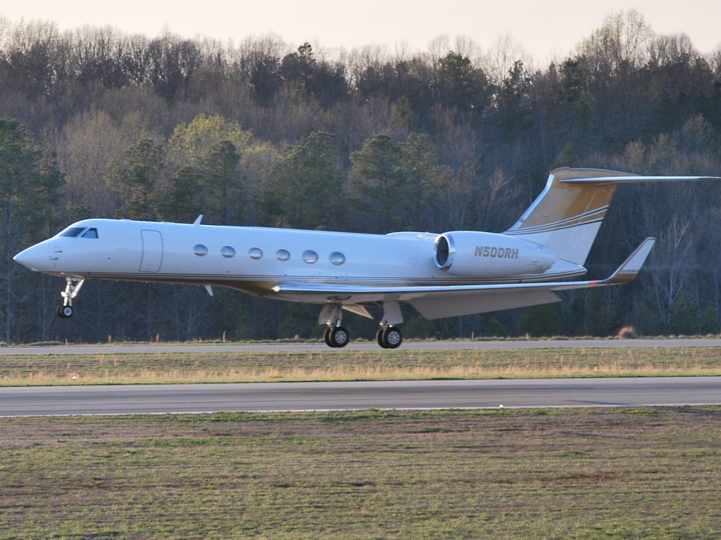 Gulfstream Aerospace Gulfstream V (N500RH) - Arriving on runway 20, returning from the race at Bristol -3/22/09 Registered Owner:  Hendrick Motorsports LLC