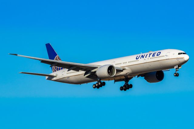 BOEING 777-300ER (N2331U) - United Airlines 777-300ER landing at DFW on 12/27/22. Taken with a Canon R7 and Tamron 70-200 G2 lens.