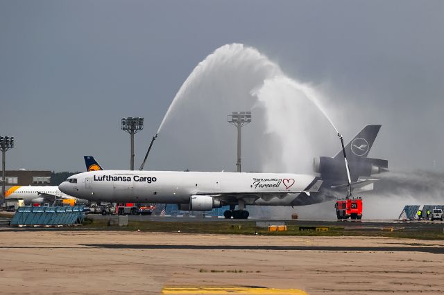 Boeing MD-11 (D-ALCC) - Farewell, old Lady !!