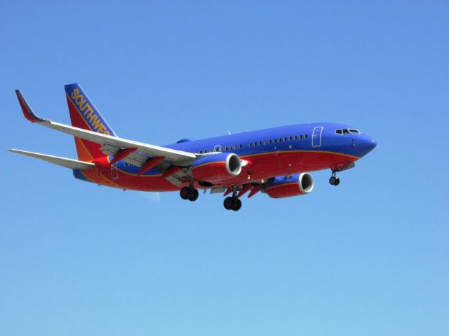 Boeing 737-700 (N7732A) - Landing on RWY 20R