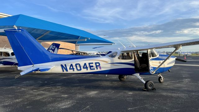 Cessna Skyhawk (N404ER) - 431 with all ERAU logos painted over. Notice the tape on the 'R'. The tape will be removed and the new tail number will be N404EP.
