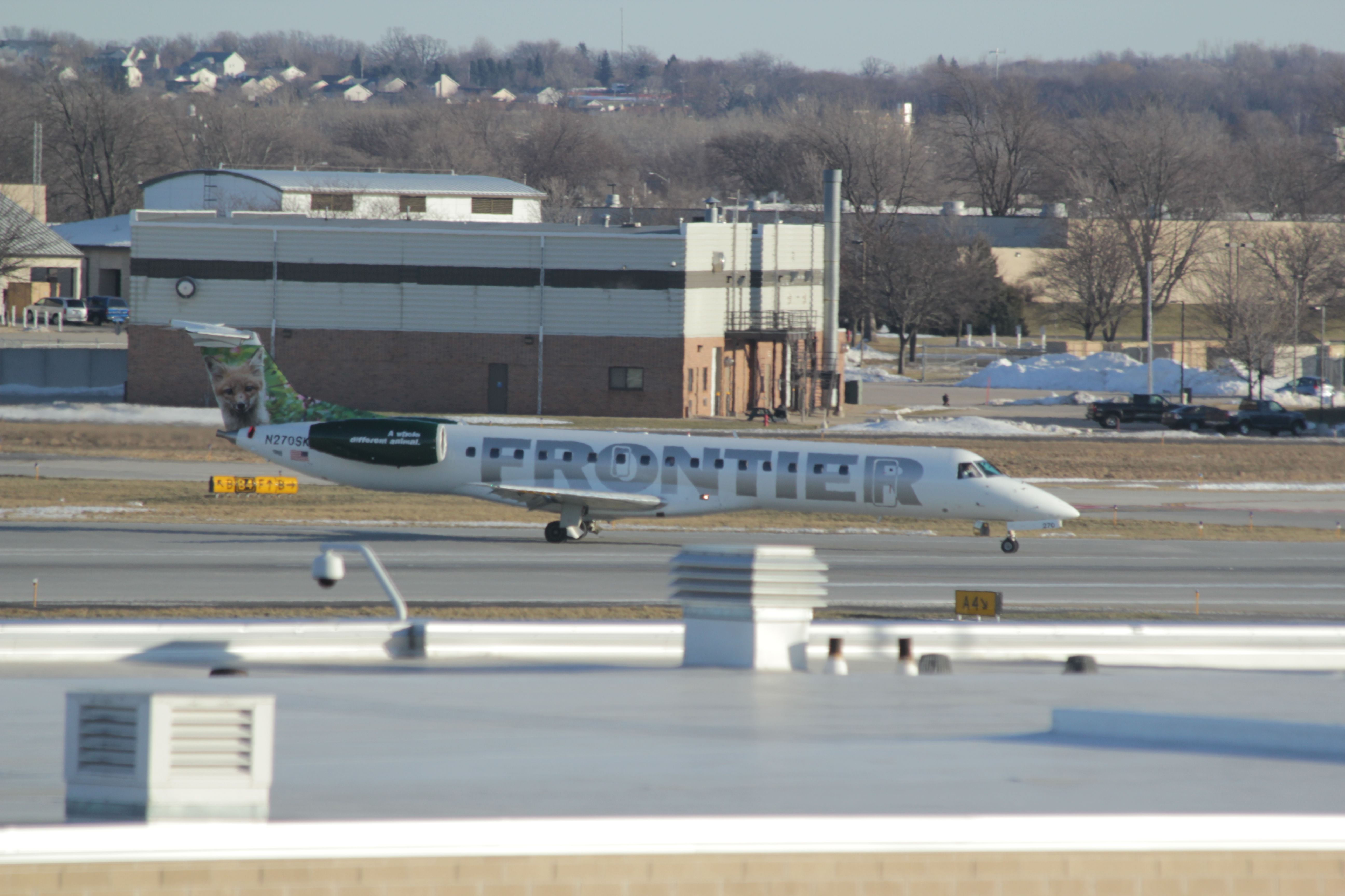 Embraer ERJ-135 (N270SK)