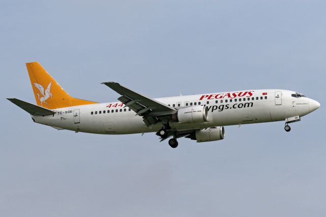 BOEING 737-400 (TC-SGE)