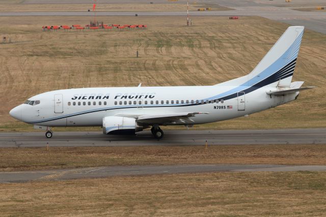 Boeing 737-500 (N708S) - 'Sierra Pacific 708' cleared for departure to Richmond, VA after arriving from Fort Bliss in Texas as a troop charter  (4/6)