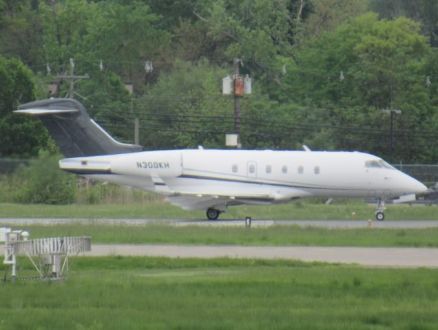 Bombardier Challenger 300 (N300KH)