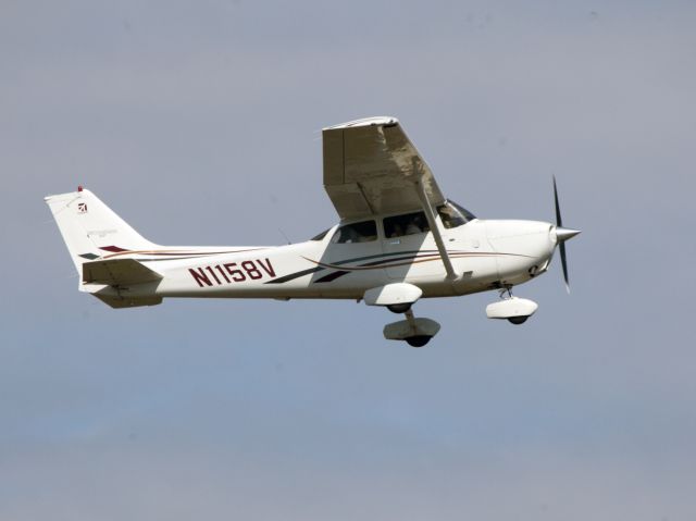 Cessna Skyhawk (N1158V) - A very nice Skyhawk taking off at Farmingdale. Equipped with Garmin 1000 avionics.