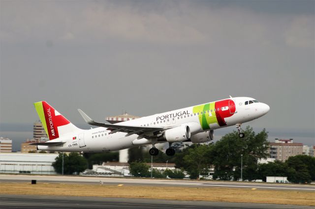 Airbus A320 (CS-TNQ) - Aeroporto Gen. Humberto Delgado - Lisboa    1-07-2018