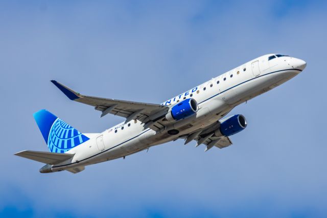 Embraer 175 (N622UX) - A United Express ERJ175 taking off from PHX on 2/11/23 during the Super Bowl rush. Taken with a Canon R7 and Canon EF 100-400 II L lens.