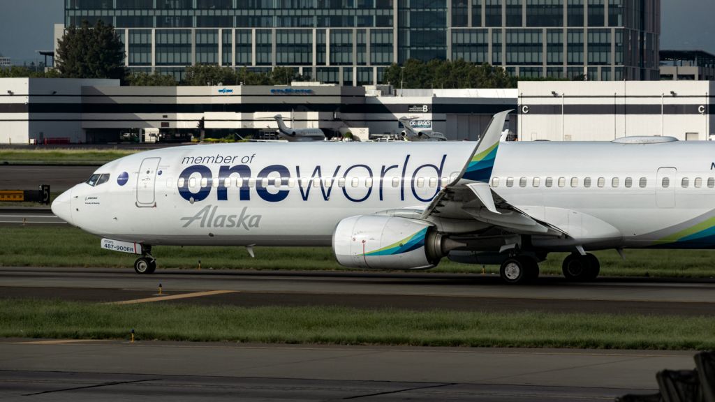 Boeing 737-900 (N487AS) - Alaska B739 in the Oneworld livery taxiing at KSJC.