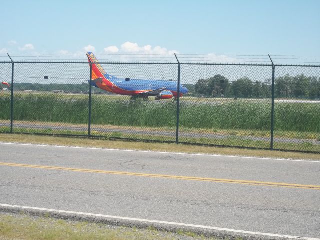 BOEING 737-300 (N315SW) - Southwest Airlines Boeing 737-3H4 waiting on the tarmac for an on-time departure.