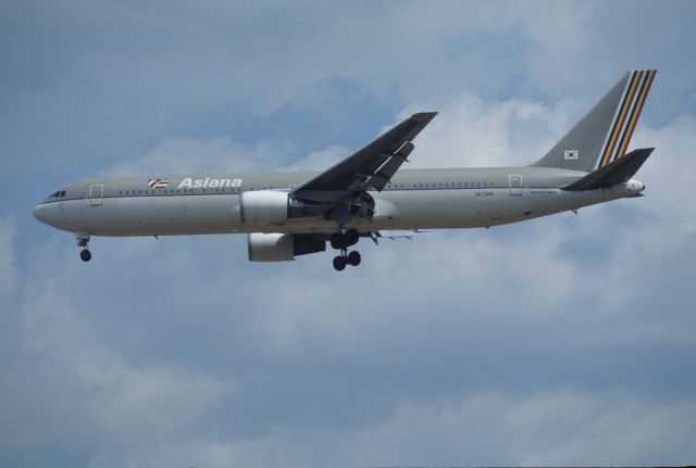 BOEING 767-300 (HL7266) - Final Approach to Narita Intl Airport Rwy34 on 1993/01/17