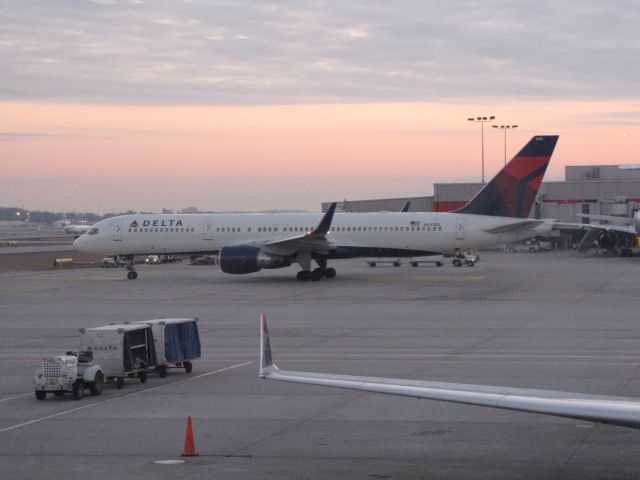 Boeing 757-200 (N648DL)