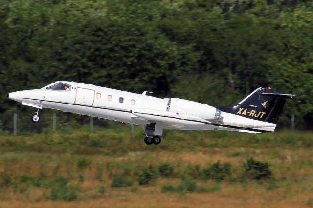 Learjet 35 (XA-RJT) - 30R RWY, no public place