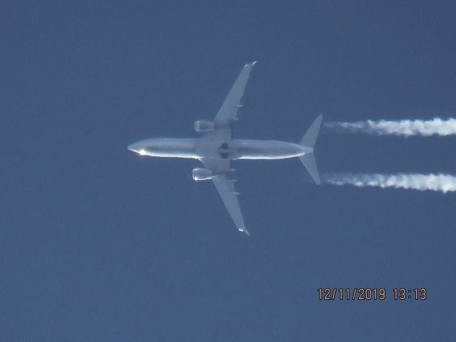 Boeing 737-800 (N13227)