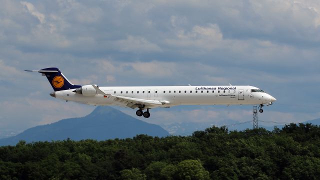 Canadair Regional Jet CRJ-900 (D-ACKG)