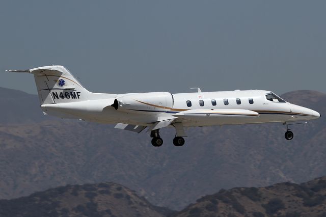 Learjet 35 (N46MF) - Landing.