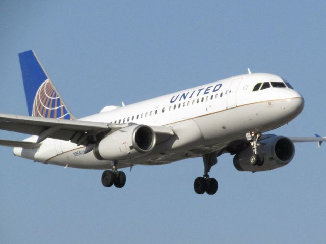 Airbus A319 (N854UA) - Landing RWY 20R