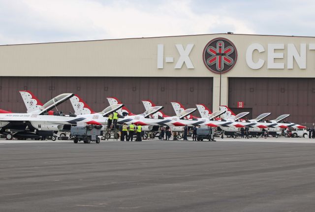 Lockheed F-16 Fighting Falcon (92-3881) - The USAF Thunderbirds at Atlantic Aviation on 31 Aug 2017.