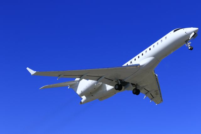 Bombardier Global Express (SE-RGB) - SE-RGB departing ST Maarten