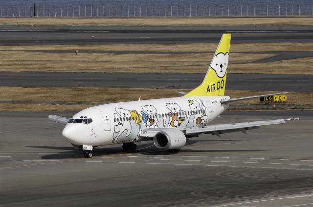 Boeing 737-500 (JA305K) - Taxi to Spot on 2012/01/10 at Haneda Intl Airport "Special Bear Do c/s"