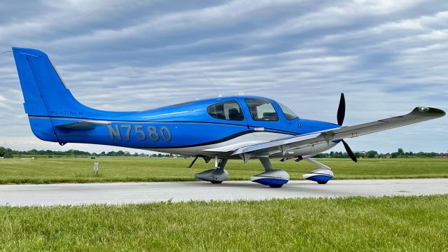 Cirrus SR22 Turbo (N7580) - The local SR22 Turbo, N7580, taxiing out to 09 for departure to Mansfield Rgnl. 6/8/22. 