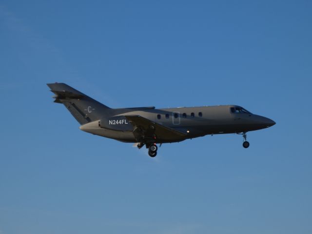 Hawker 800 (N244FL) - On final is this 1986 Hawker-Beechcraft 125-800A in the Winter of 2018.