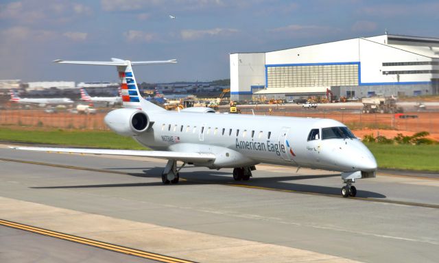 Embraer ERJ-145 (N673AE) - American Eagle Embraer ERJ-145LR N673AE in Charlotte 
