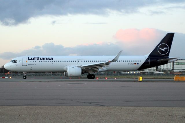 Airbus A321neo (D-AIEH) - Taxiing to Stand 217 on 10-Feb-22 operating flight LH2478 from EDDM.