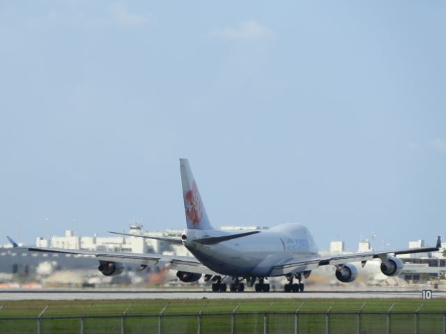 Boeing 747-400 (B-18707)