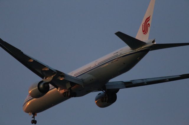 BOEING 777-300ER (B-2090)
