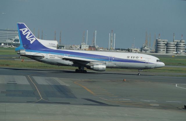Lockheed L-1011 TriStar (JA8518) - Taxing at Tokyo-Haneda Intl Airport on 1993/10/24