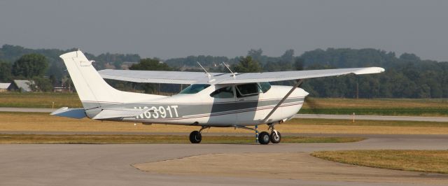 Cessna Skylane (N6391T) - Taxiing out on 6/29/12....