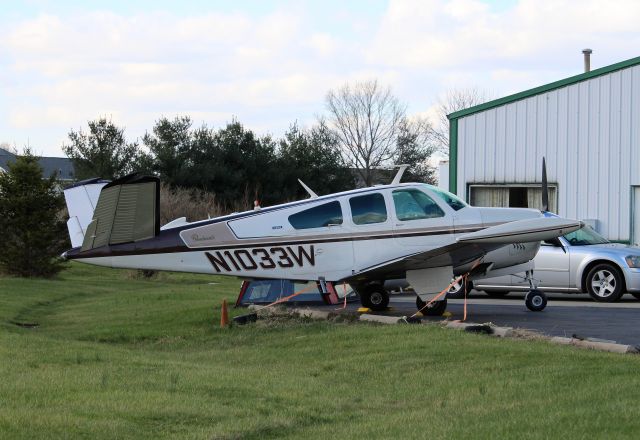 Beechcraft 35 Bonanza (N1033W)