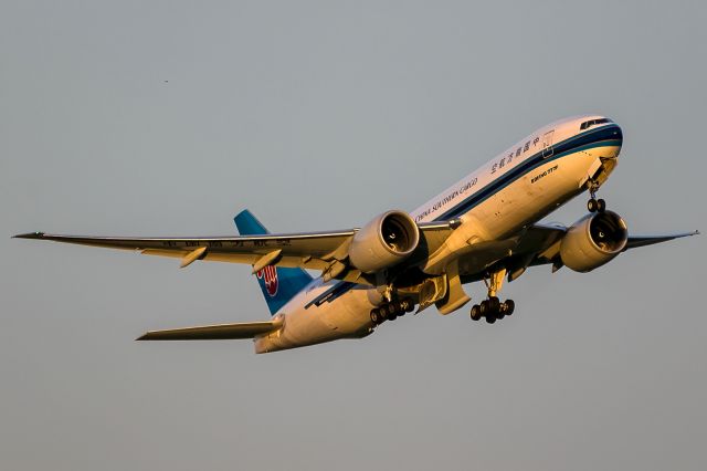 Boeing 777-200 (B-2010) - evening sun