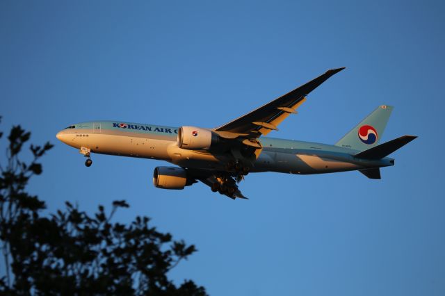 Boeing 777-200 (HL8251)