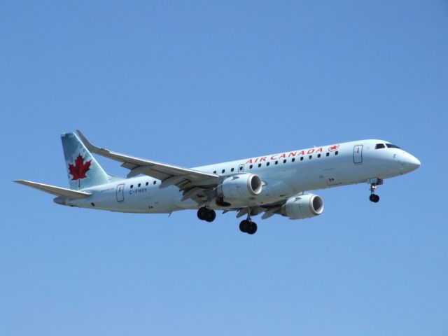 Embraer ERJ-190 (C-FHOY) - In bound for 23 from Saskatoon (CYXE)