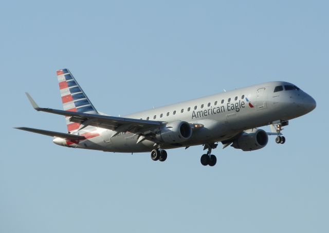 Embraer 175 (N407YX)