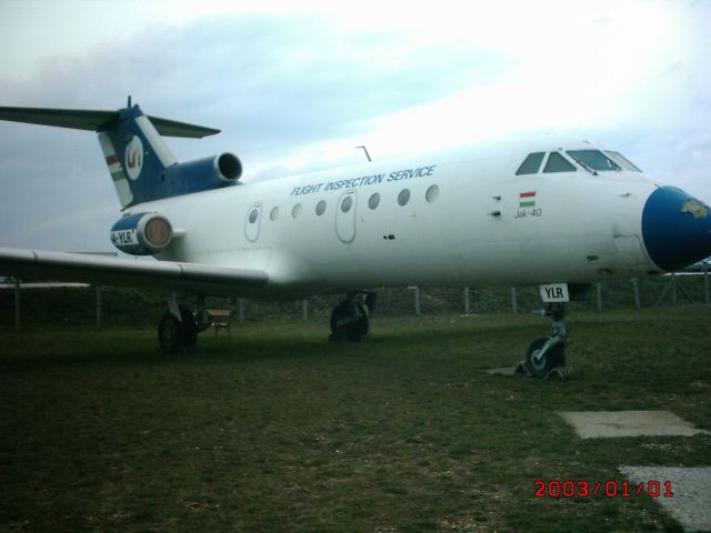 YAKOVLEV Yak-40 —