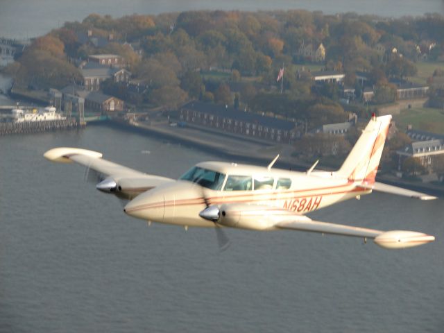 Piper PA-30 Twin Comanche (N68AH)