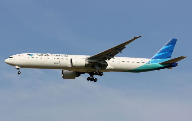 BOEING 777-300 (PK-GIA)