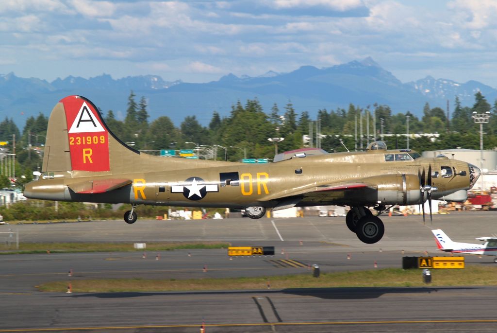 Boeing B-17 Flying Fortress — - Photo uploaded by moonm    Boeing B-17 landing at KPAE