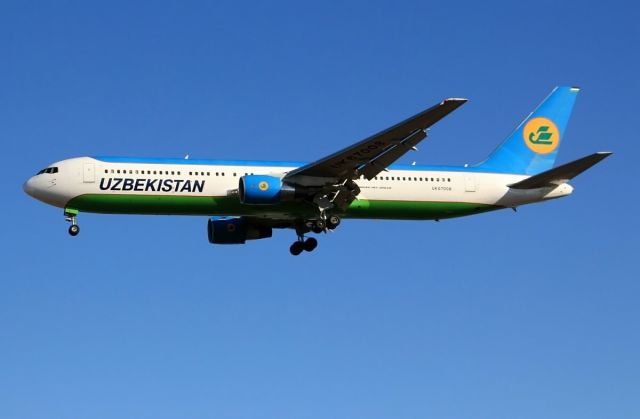 BOEING 767-300 (UK-67008)