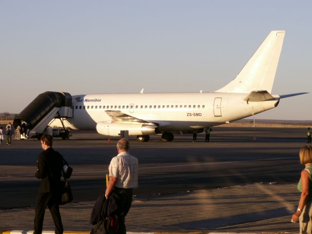 Boeing 737-200 (ZS-SMD) - Airport Windhoek Hosea Kutako Intl, 22.09.2010, Rückflug nach FRA steht am Abend an. Am Nachmittag konnte ich auf dem Vorfeld unter anderem noch die alte 737-200 ZS-SMD fotografieren. Die ist mittlerweile auch schon ausgemustert und schon ganz schön rumgekommen. Flog schon für Air New Zealand, vor dem Passagierdienst bei Air Namibia für Star Air Cargo.