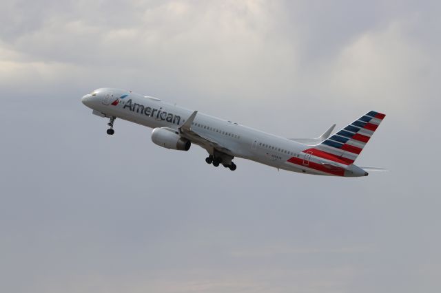 Boeing 757-200 (N203UW)