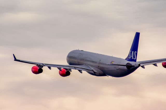 Airbus A340-300 (LN-RKG)