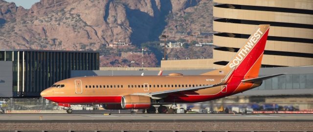 Boeing 737-700 (N711HK) - phoenix sky harbor international airport 14DEC21